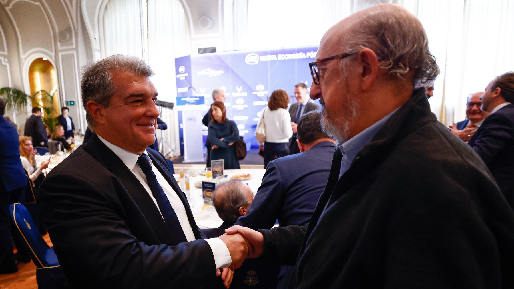 Laporta y Roures se saludan en un evento en Madrid. (Europa Press)