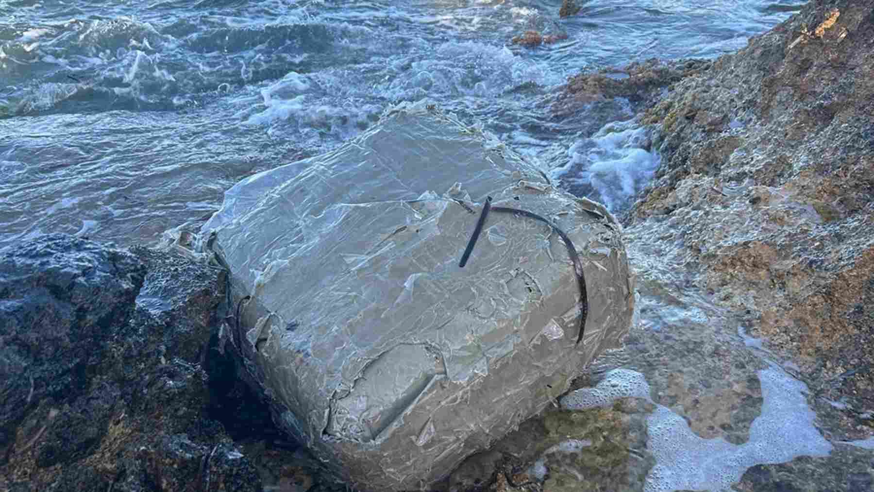 Paquete de 48 kilos de hachís empujado por la marea. SANTA EULÀRIA