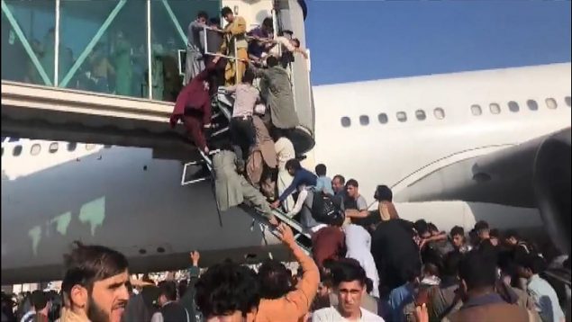 La victoria de los talibanes desató el caos en el aeropuerto de Kabul