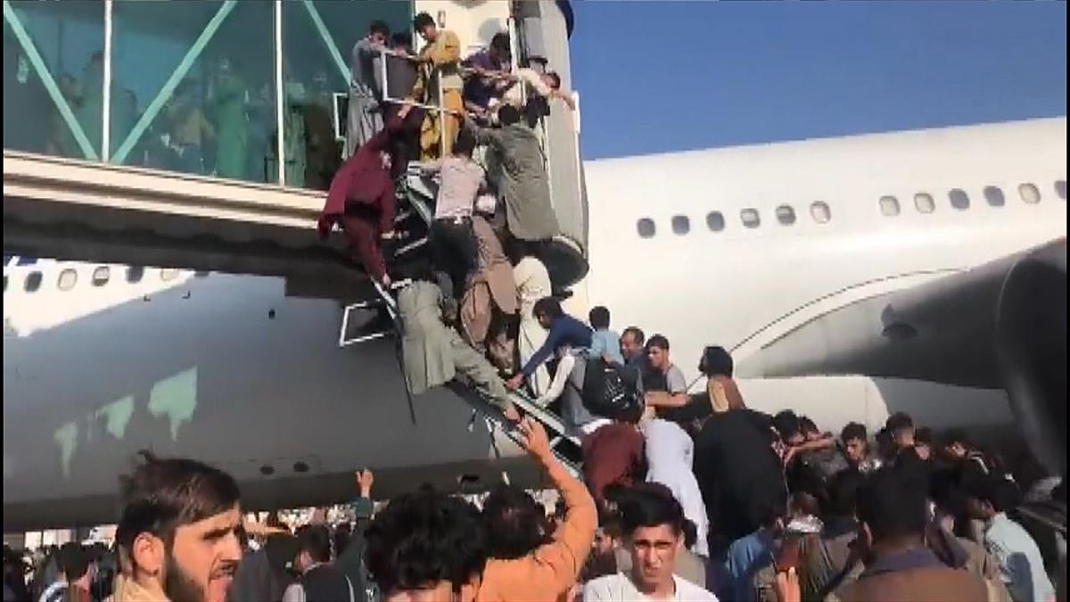 La victoria de los talibanes desató el caos en el aeropuerto de Kabul