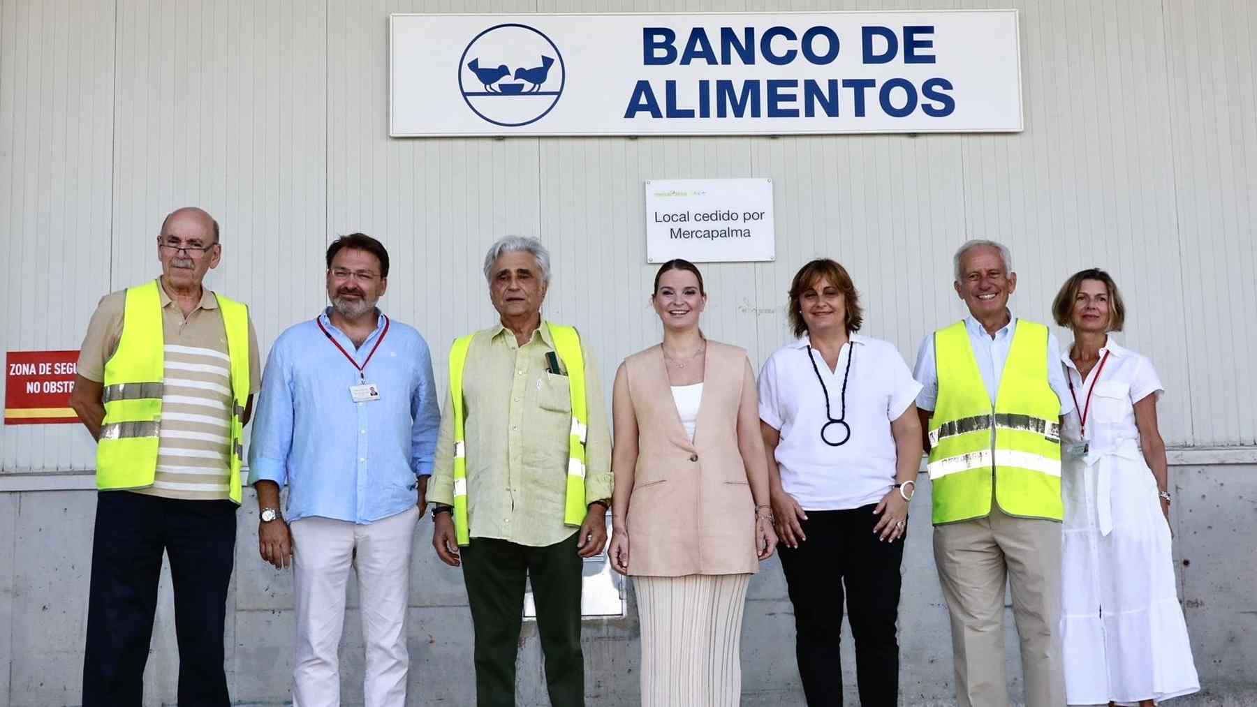 Prohens y Estarellas visitan la sede del Banco de Alimentos de Mallorca.