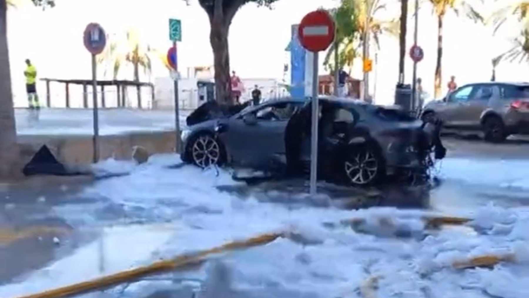 El vehículo eléctrico incendiado. BOMBEROS DE MALLORCA