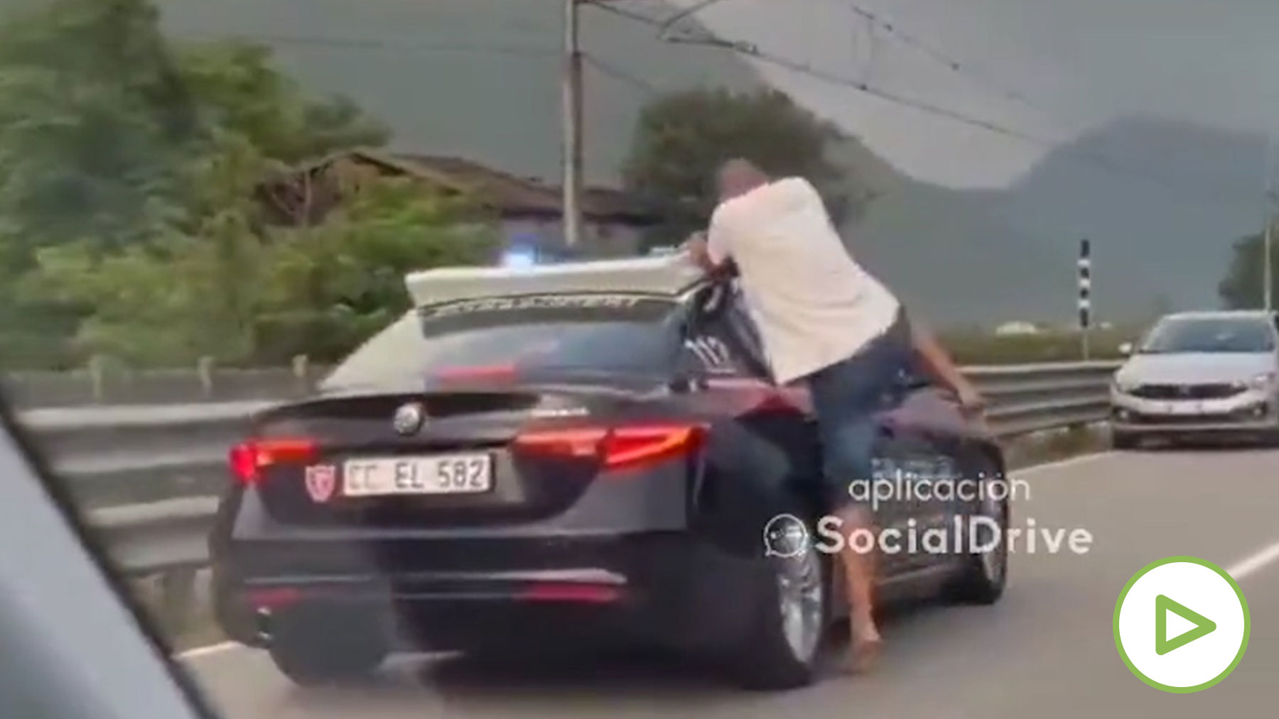Un vídeo de un hombre destrozando un coche de policía en una carretera de Italia incendia las redes