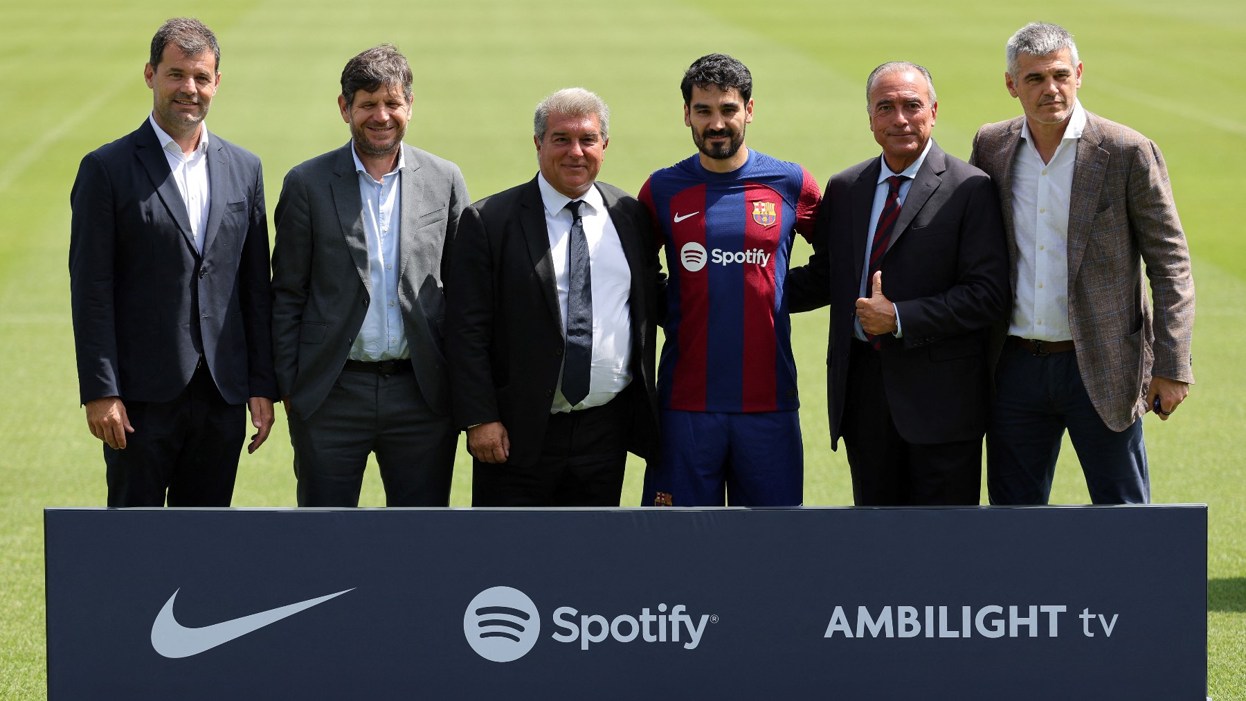 Los directivos del Barça y Gündogan en su presentación. (AFP)