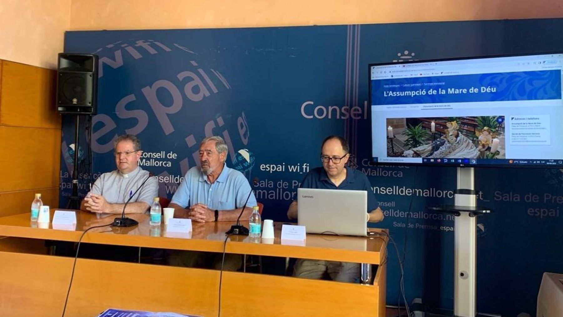 El director de Patrimonio del Consell, Ramón Martín, el vicario general del Obispado, Josep Adrover, y el coordinador del proyecto, Gabriel Carrió.