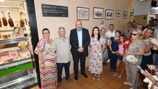 El alcalde de Palma, Jaime Martínez, en el mercado de Pere Garau.