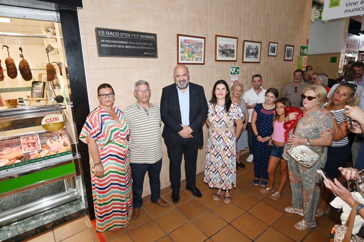 El alcalde de Palma, Jaime Martínez, en el mercado de Pere Garau.