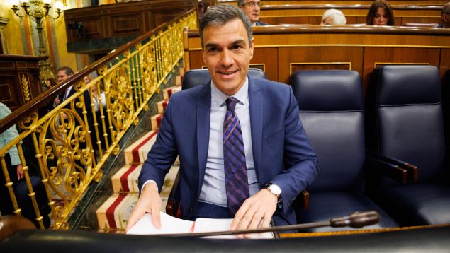 Sánchez manda a su nº 2 de Gabinete a recoger su credencial de diputado para no suspender sus vacaciones