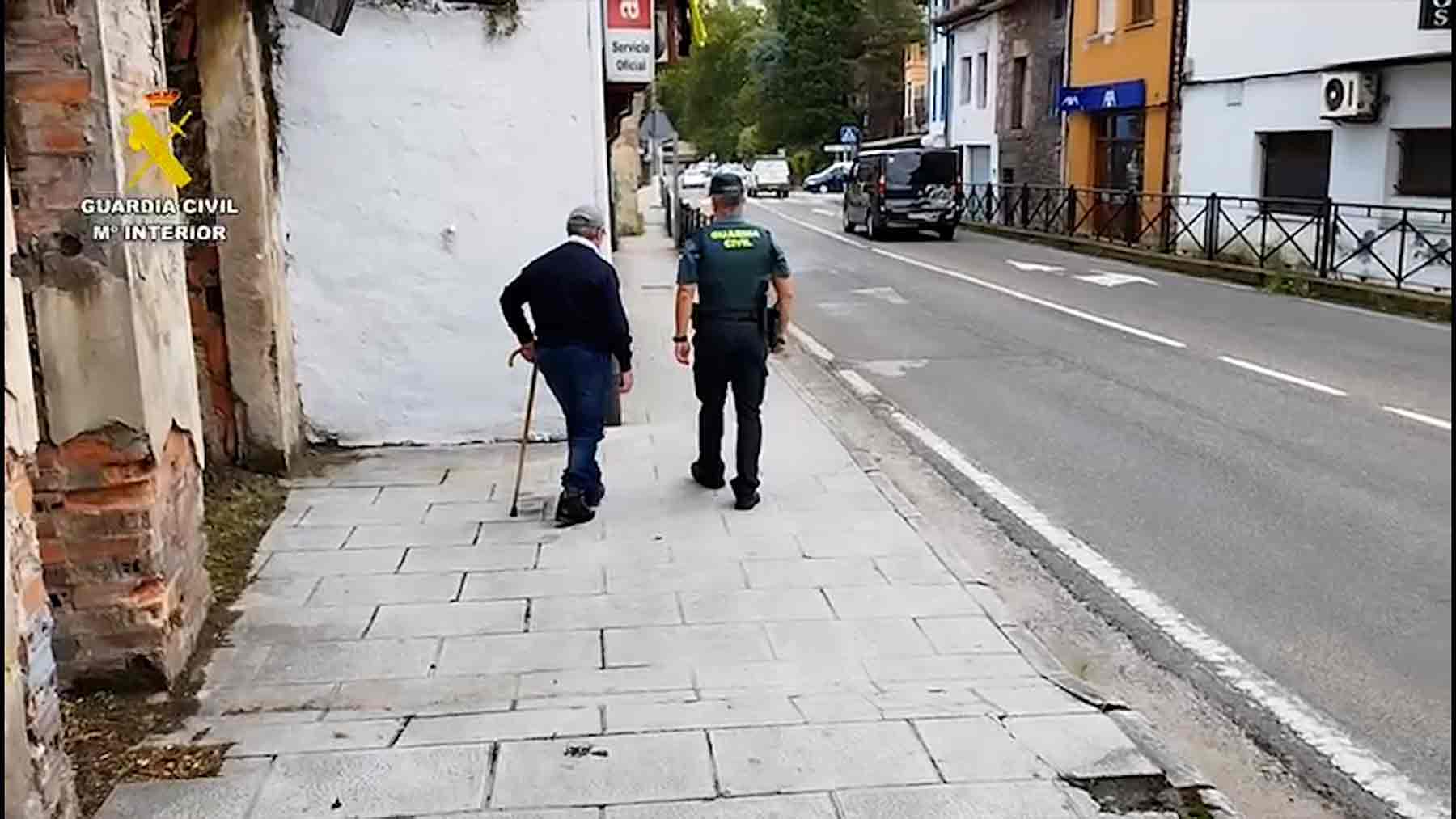 La Guardia Civil acompaña al anciano de 89 años al que su cuidadora robó todos sus ahorros