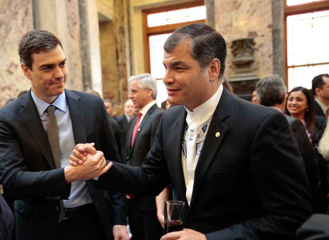 Pedro Sánchez, chocando la mano con el prófugo ex presidente de Ecuador, Rafael Correa