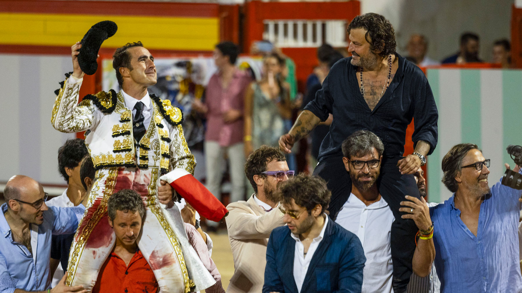El Fandi y el artista Domingo Zapata salen a hombros en el Coliseo Balear (Foto: EFE).