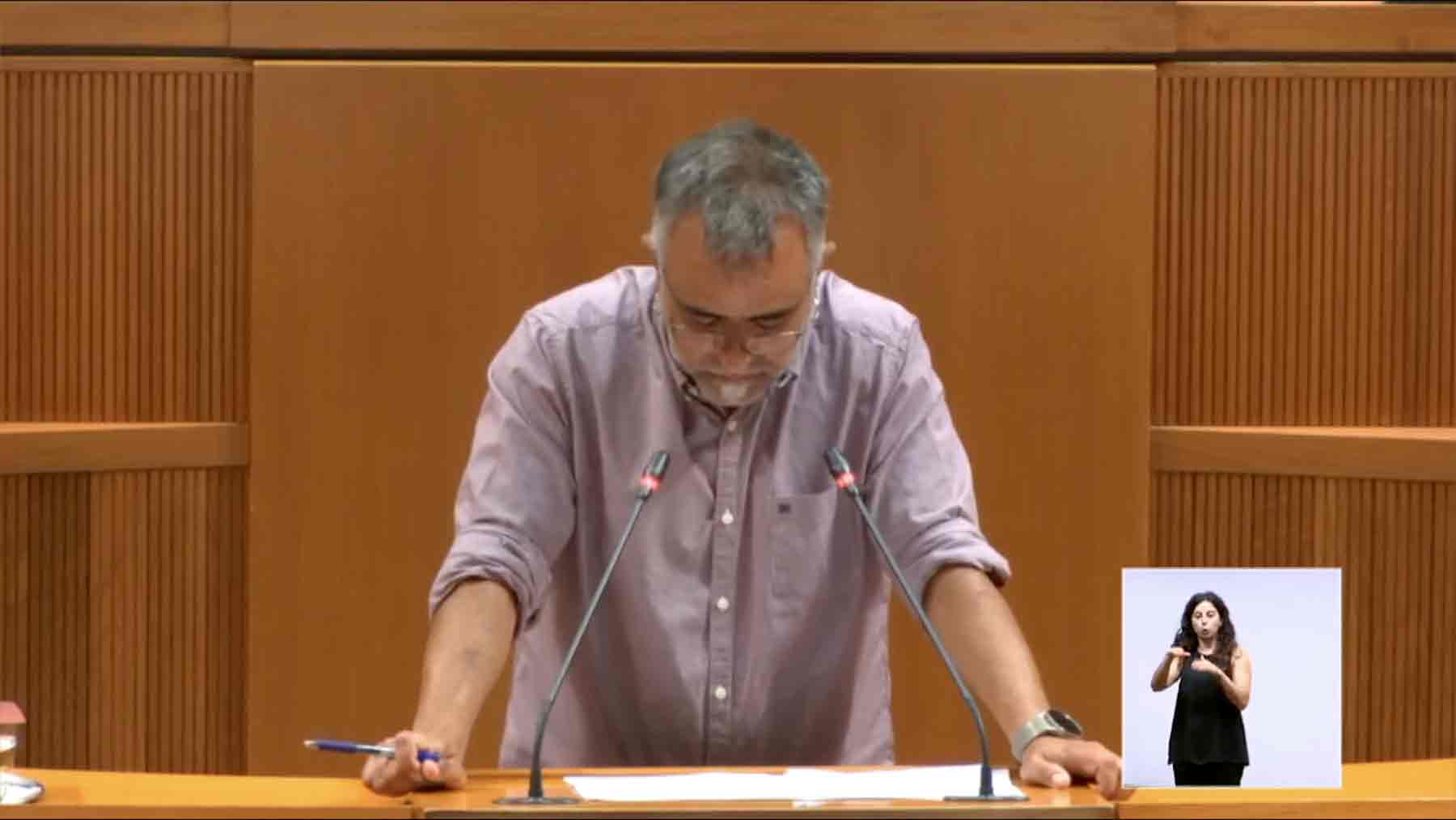 Andoni Corrales (Podemos) interviene durante el debate de investidura