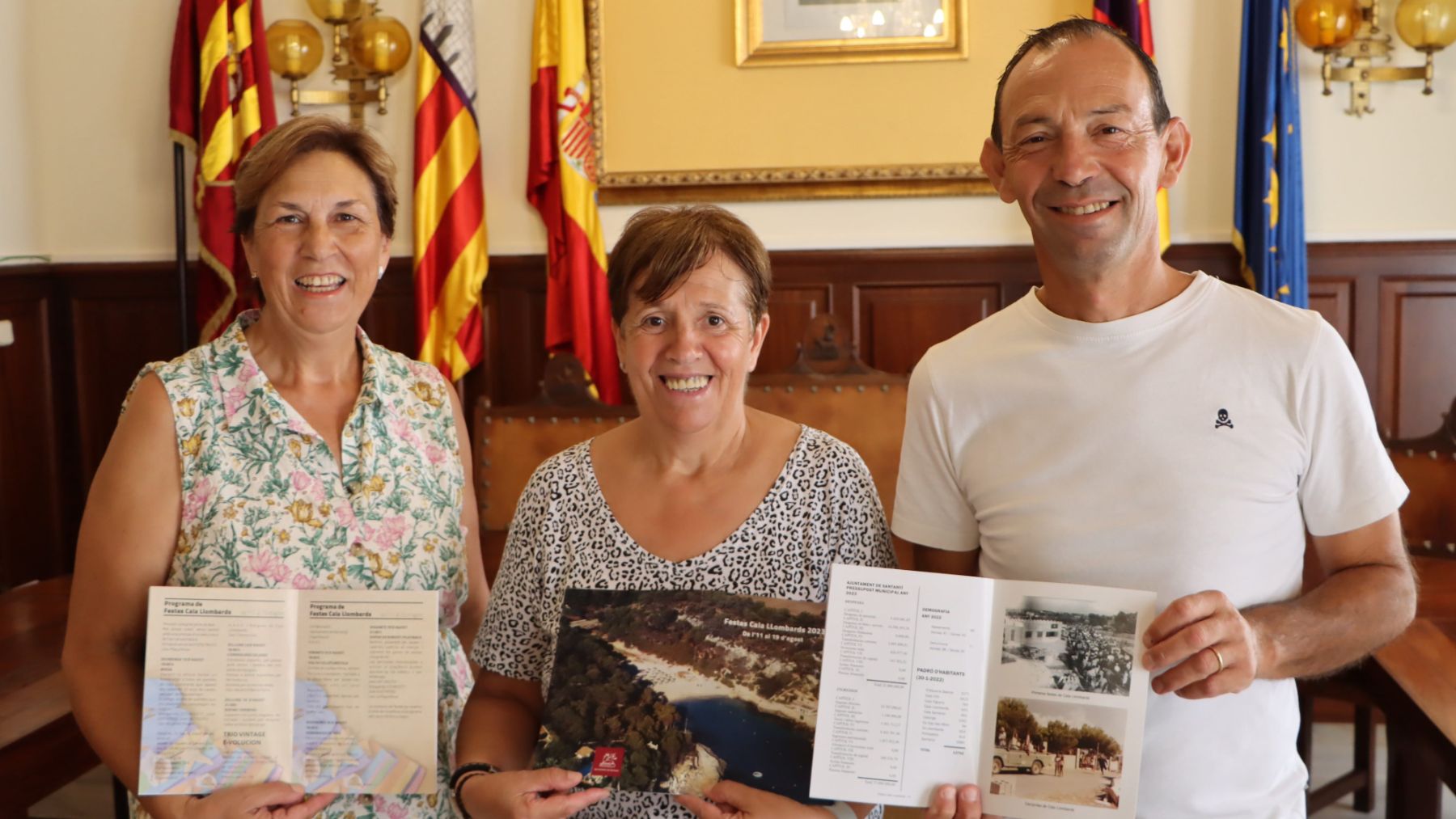 La alcaldesa de Santanyí, Maria Pons, presenta el programa de fiestas de Cala Llombards.