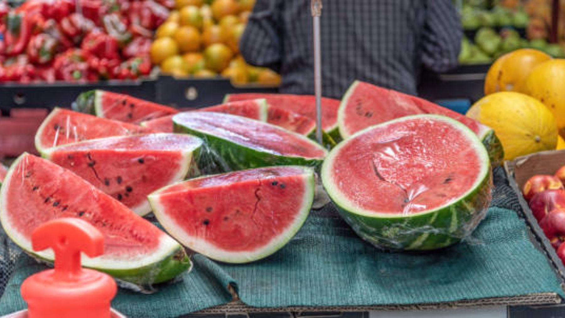 Una tiktoker explica los riesgos de comprar la fruta ya cortada