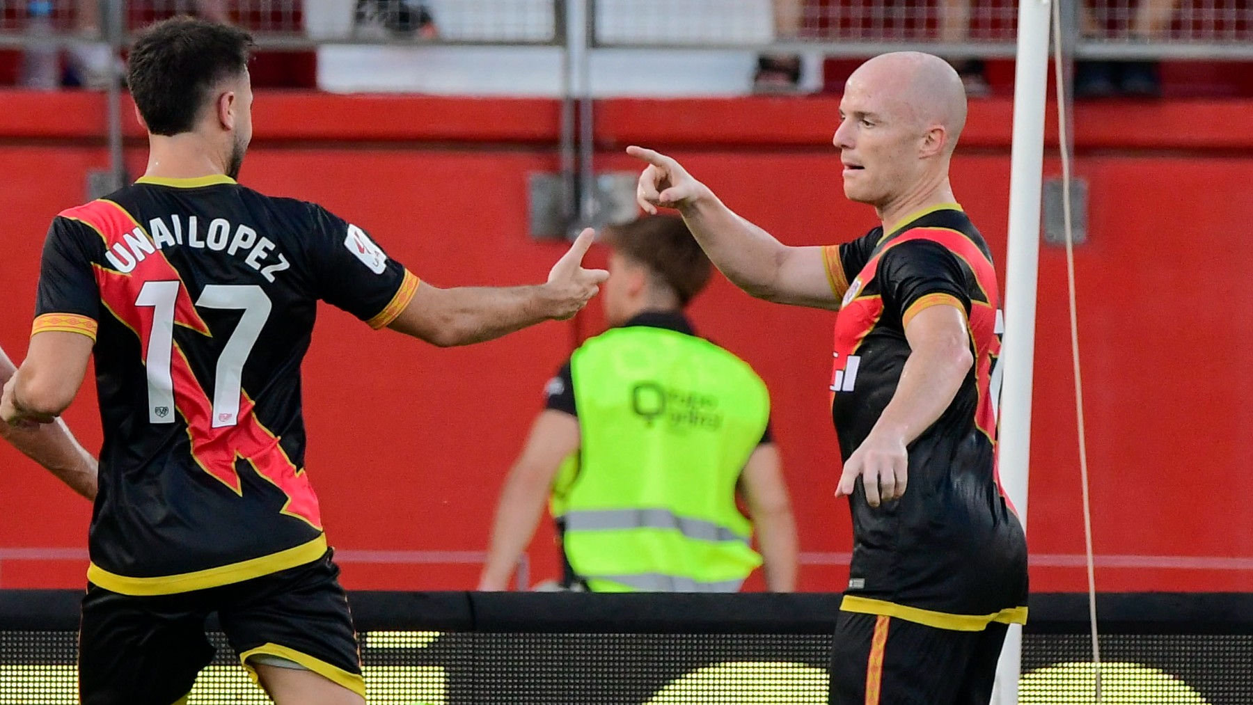 Isi celebra su gol ante el Almería (EFE)
