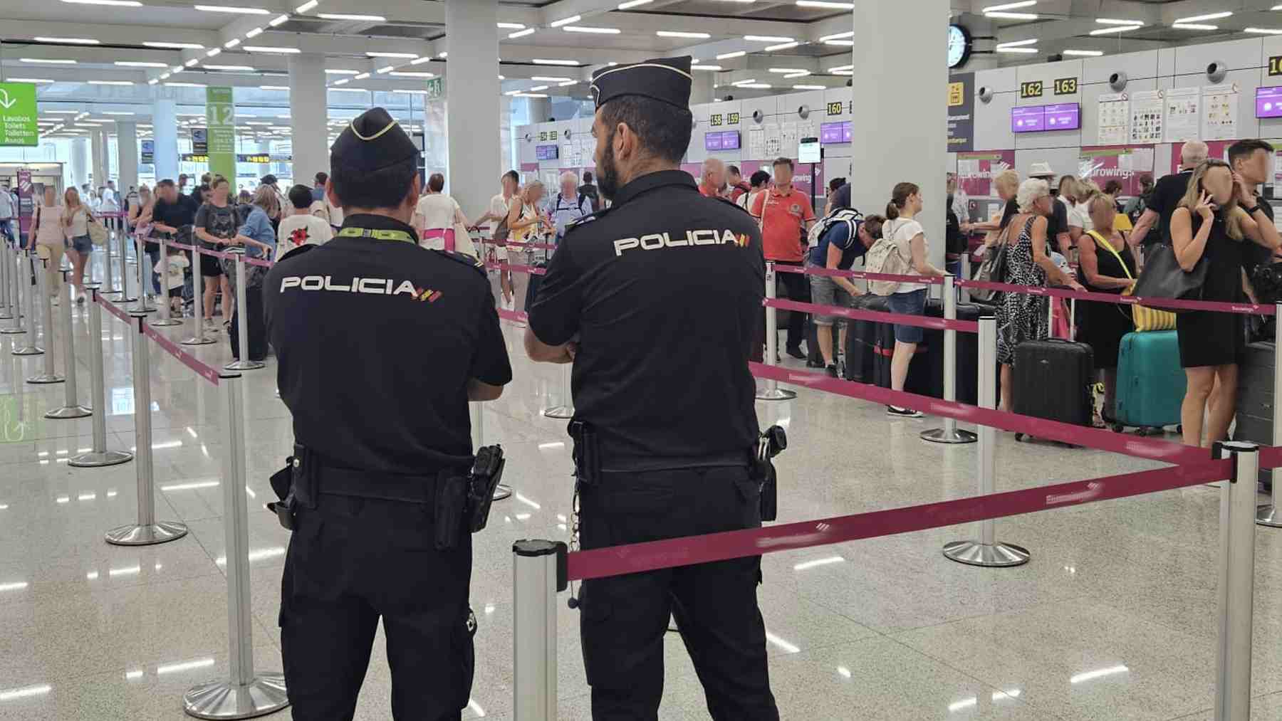 La Policía Nacional en el Aeropuerto de Palma. POLICÍA NACIONAL