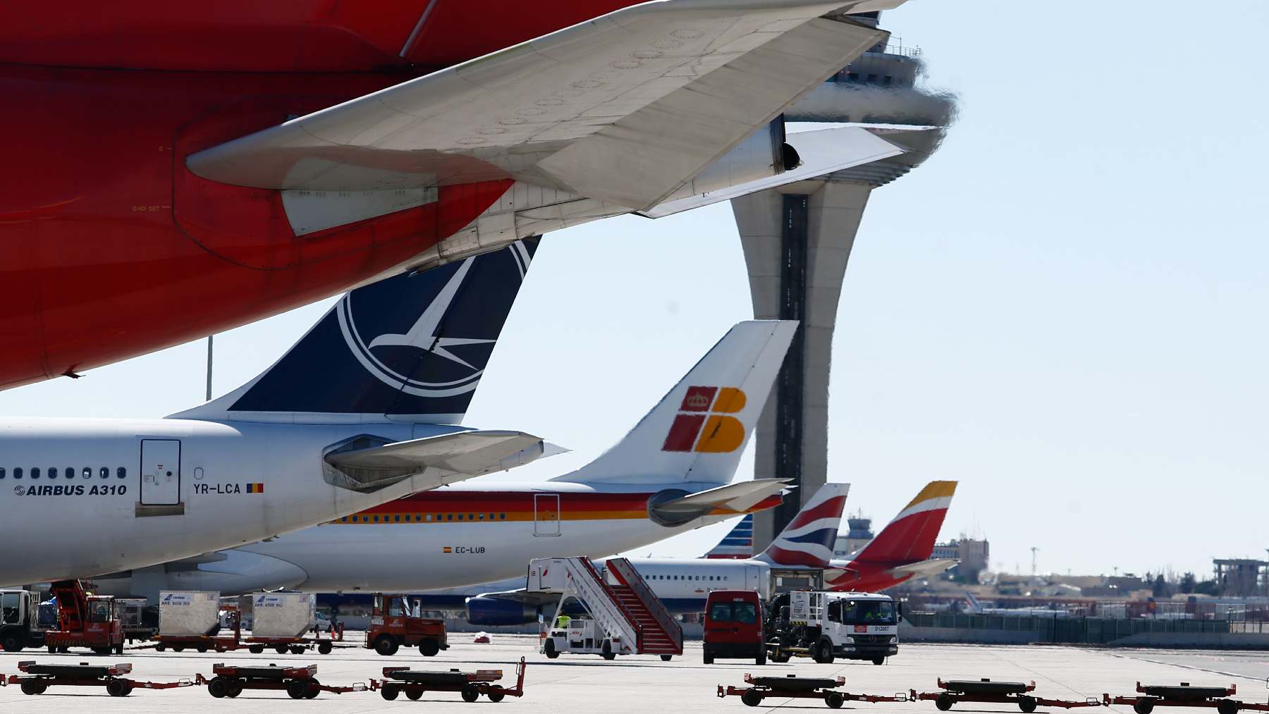 Aviones de varias compañías aéreas en el aeropuerto de Madrid-Barajas. (EUROPA PRESS)
