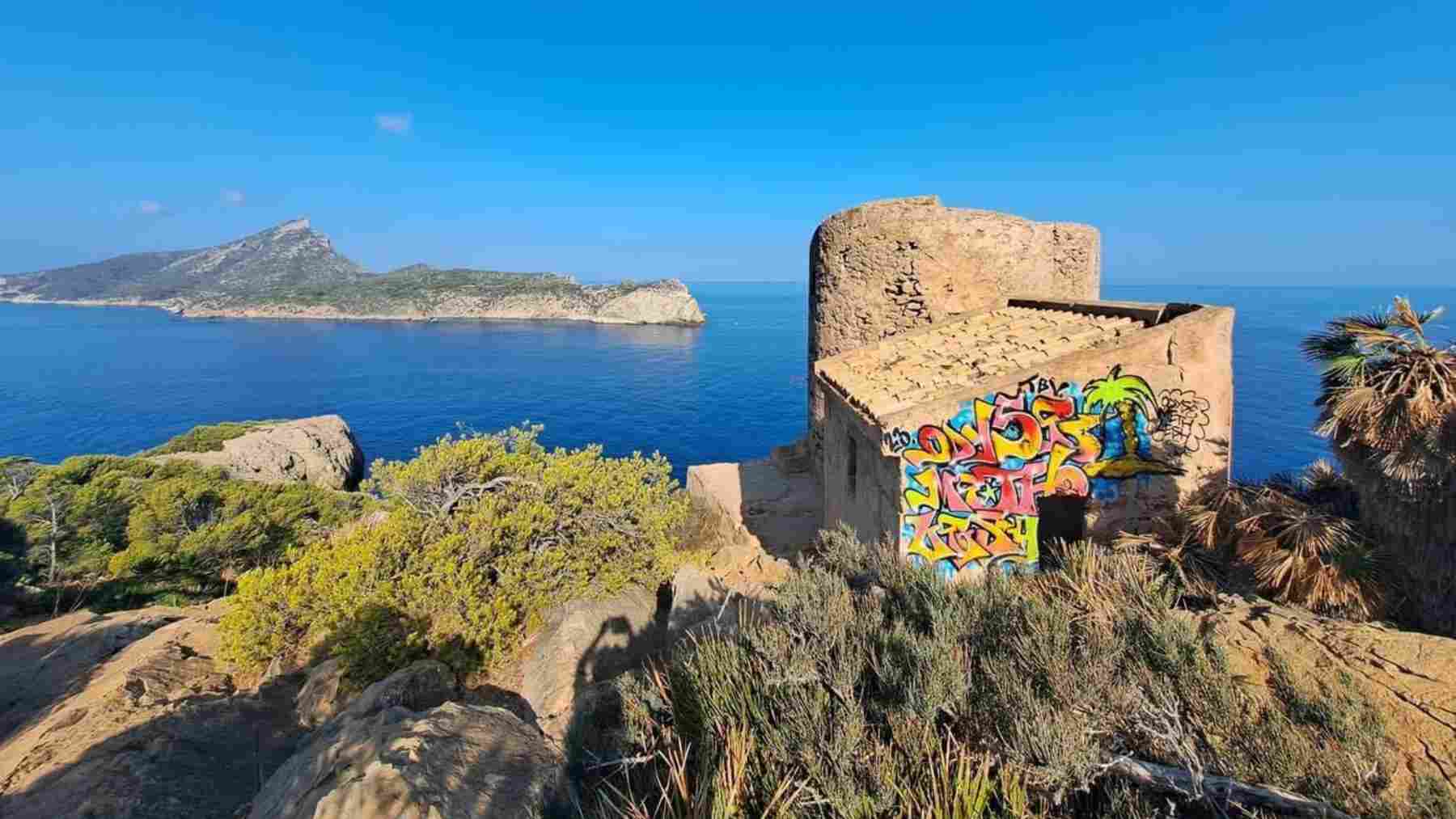 Pintadas vandálicas en la torre de Cala En Basset en Andratx (Mallorca).