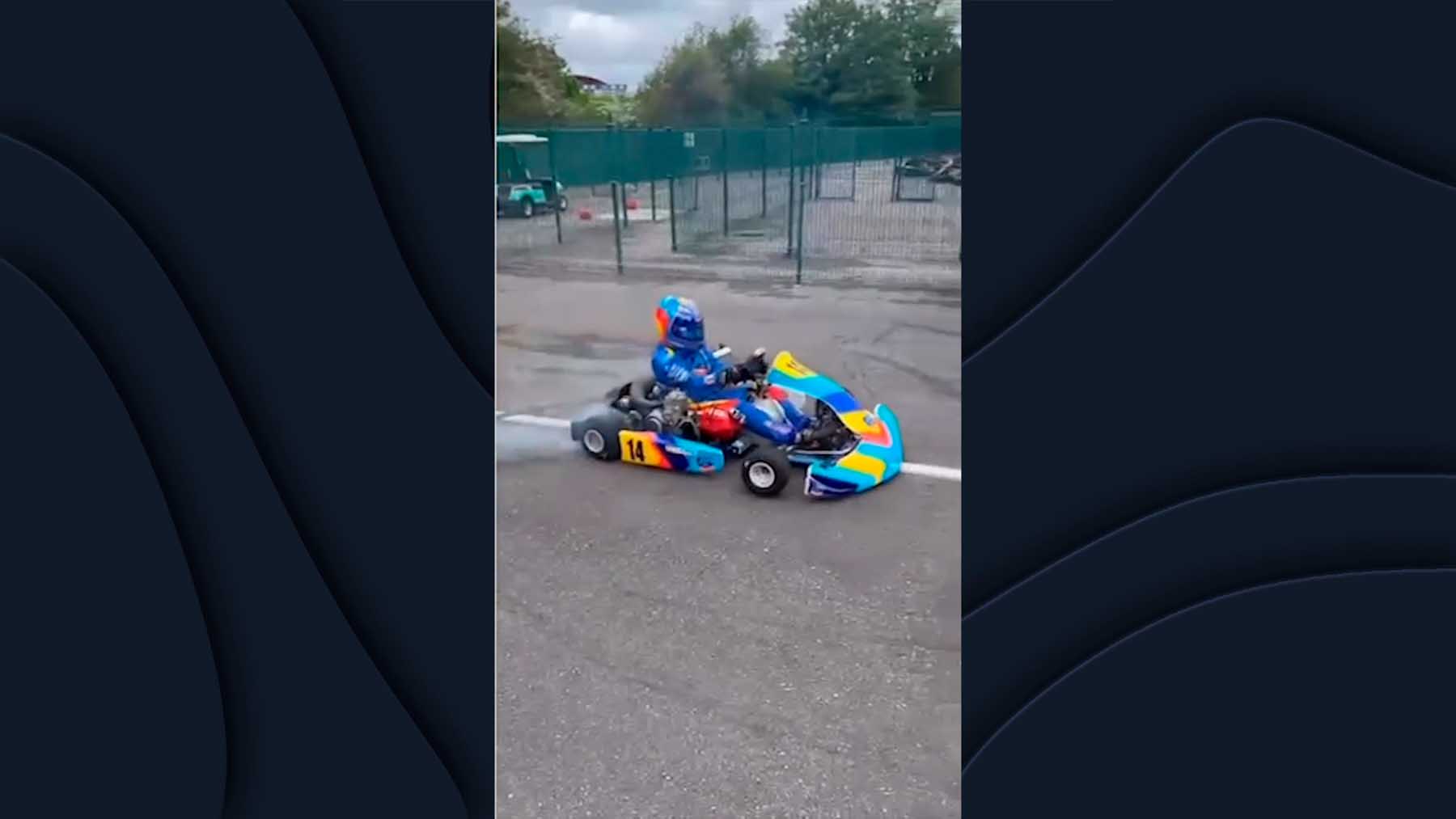 Fernando Alonso subido a un kart.