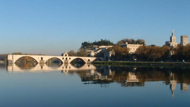 La ciudad francesa con el puente medieval más impresionante: te sorprenderá