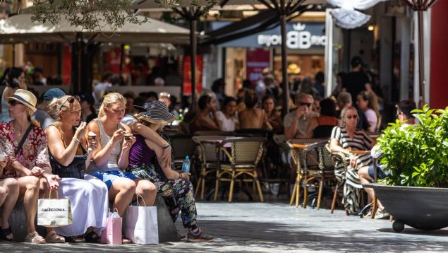Unas chicas tomando un helado en Palma.(Europa Press)