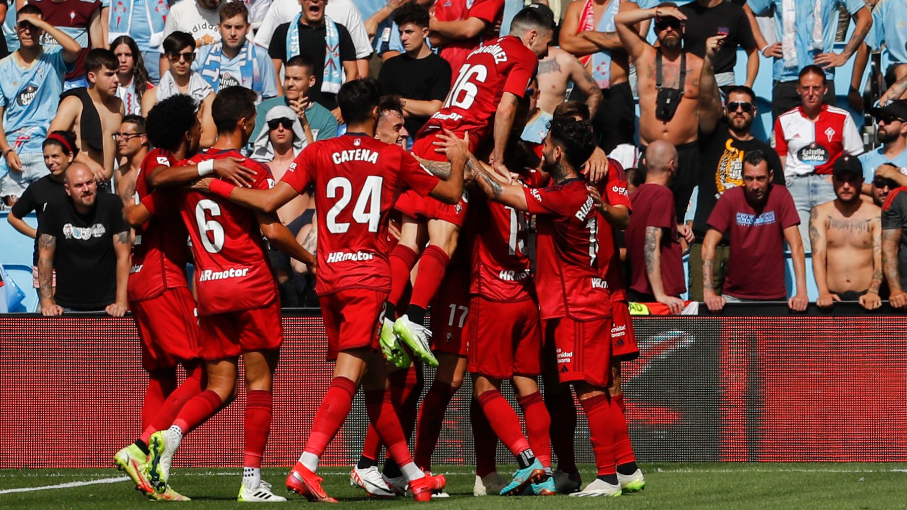 Los jugadores de Osasuna celebran uno de sus goles en Vigo (EFE)