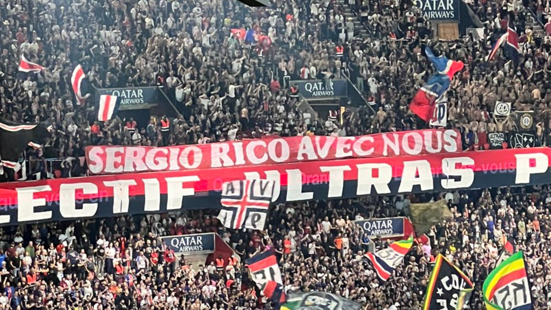 La afición del PSG apoya a Sergio Rico.