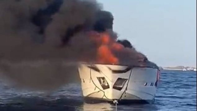 Una embarcación sufre un incendio cerca de la playa de Ses Illetes, en Formentera.