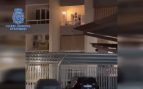 Un hombre se atrinchera en Benalmádena y lanza desde el balcón cuchillos y cubos de agua hirviendo