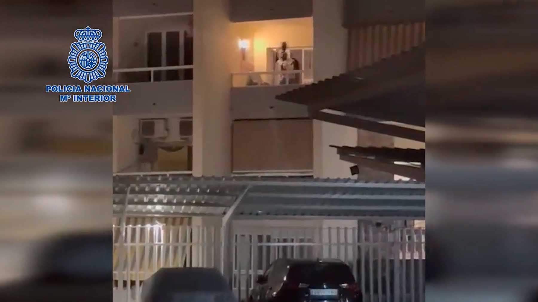 Un hombre se atrinchera en Benalmádena y lanza desde el balcón cuchillos, agua hirviendo y un microondas.