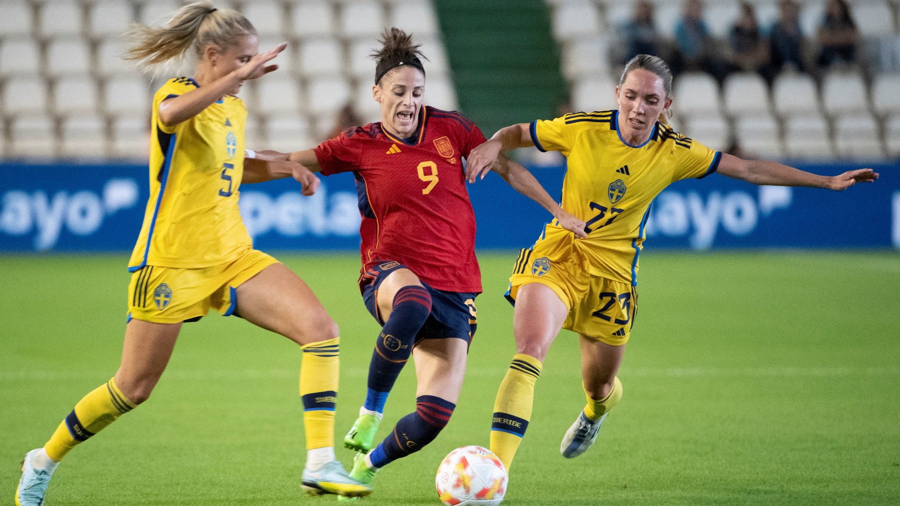 Esther González en un amistoso contra Suecia. (AFP)