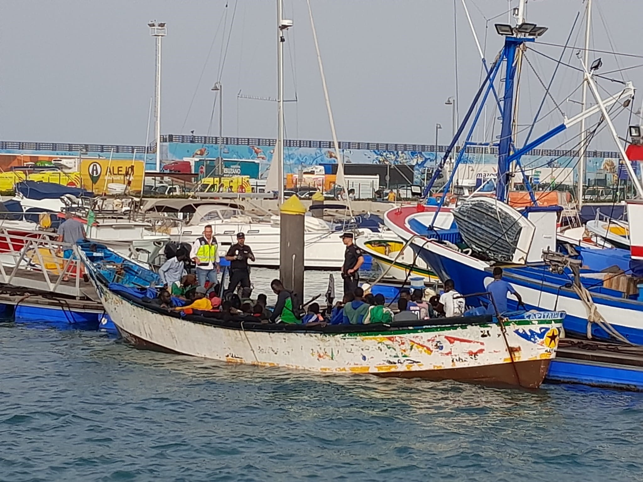 Salvamento Marítimo rescata a los 60 migrantes de un cayuco a siete millas de Los Cristianos