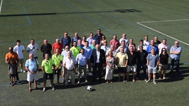 El alcalde de Cort, Jaime Martínez, este lunes en la sede de la Federación de Fútbol de Baleares con 28 clubes de Palma
