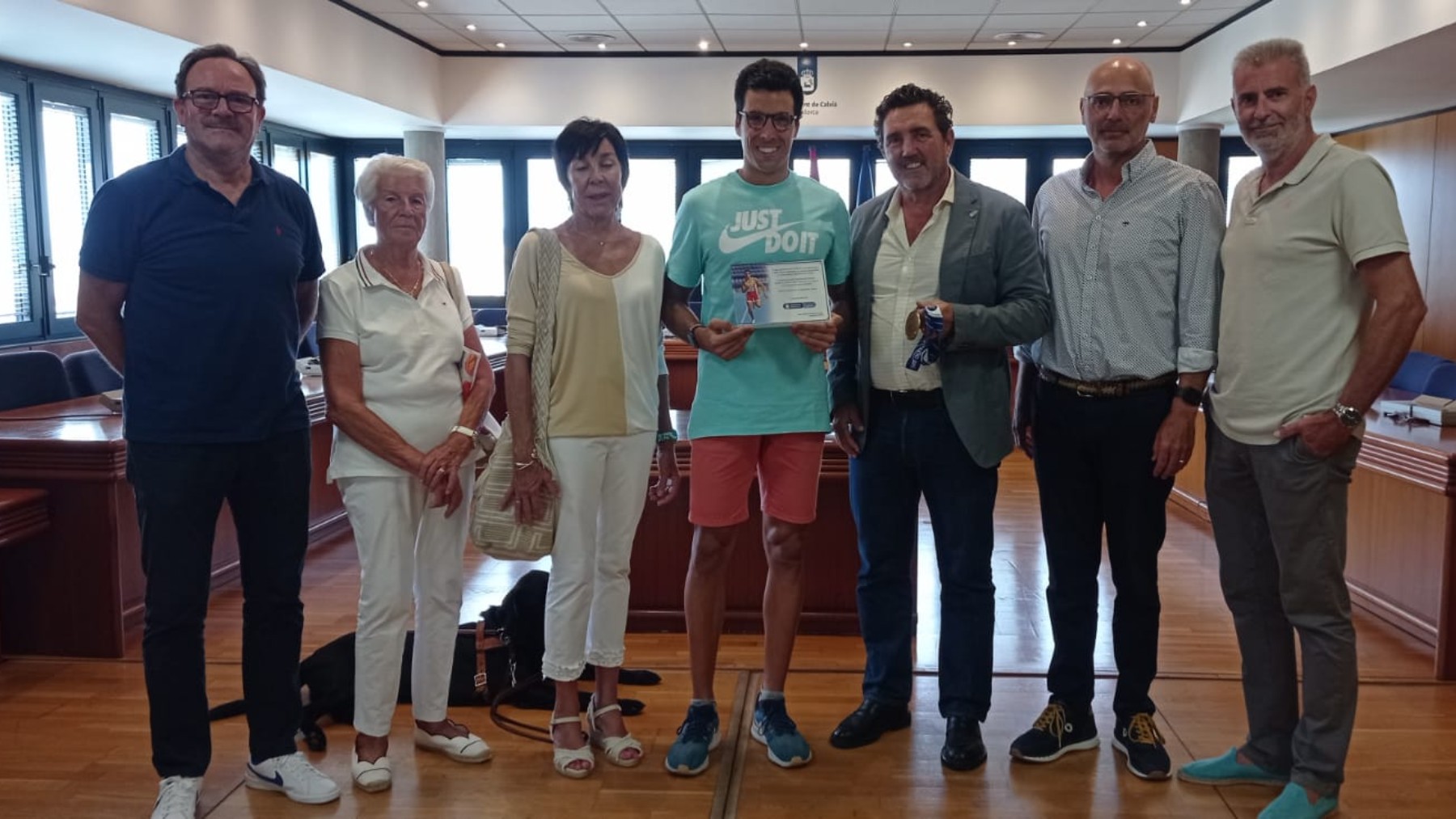 Joan Munar, recibiendo una placa en el Ayuntamiento