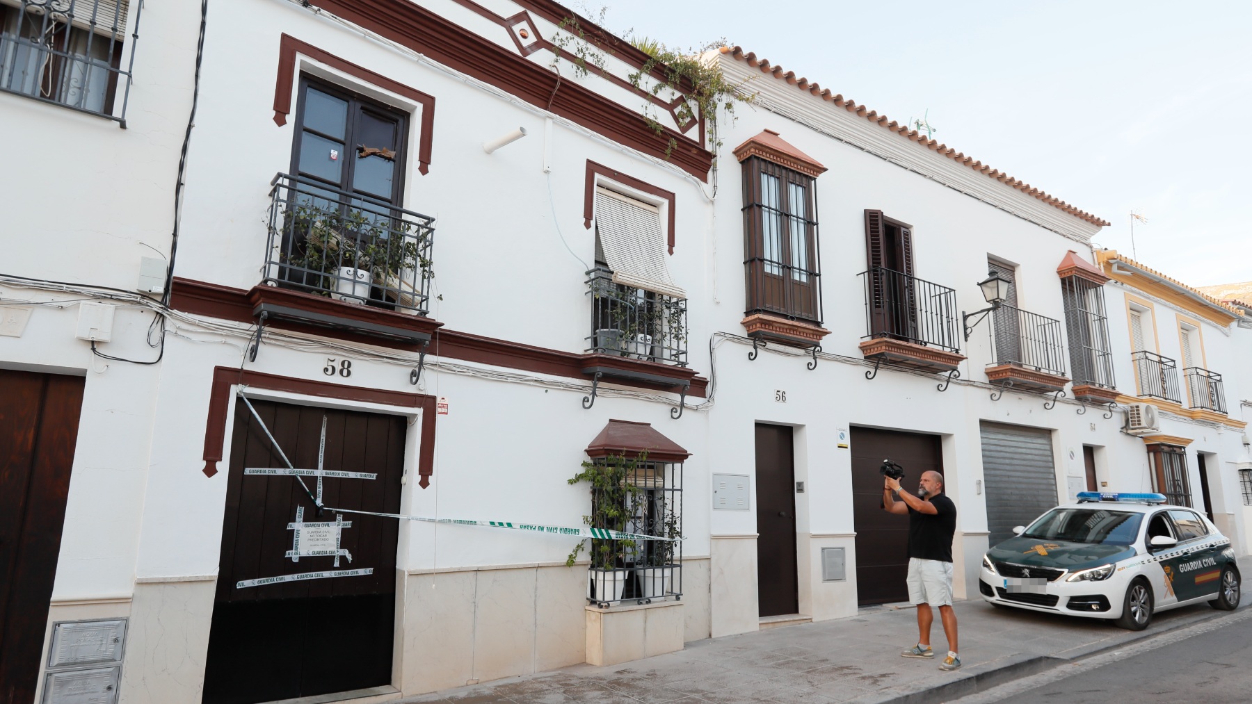 La vivienda precintada en la que se han encontrado los dos cadáveres en Osuna (EFE).