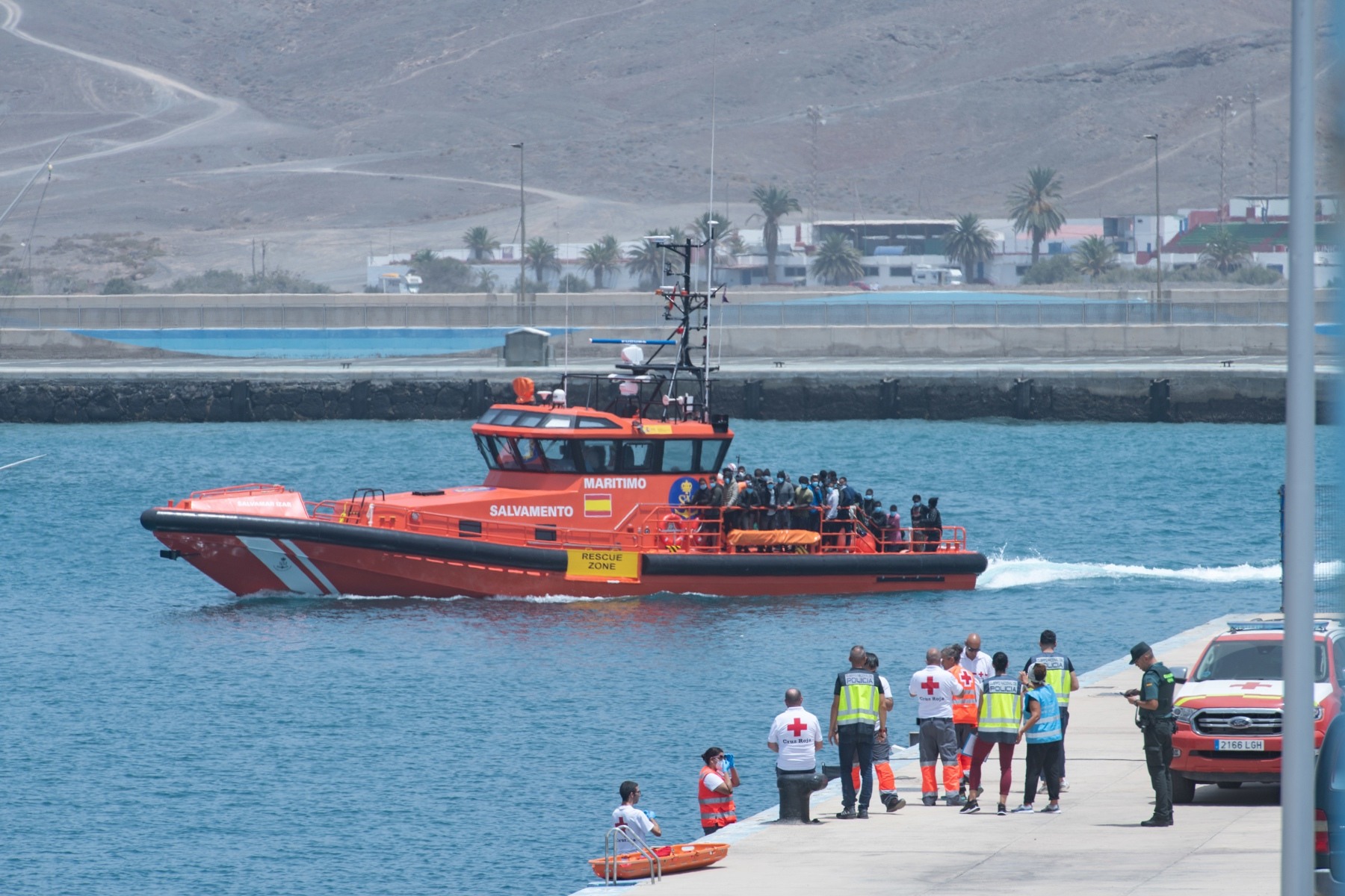 Salvamento marítimo rescata a una embarcación neumática con 33 inmigrantes