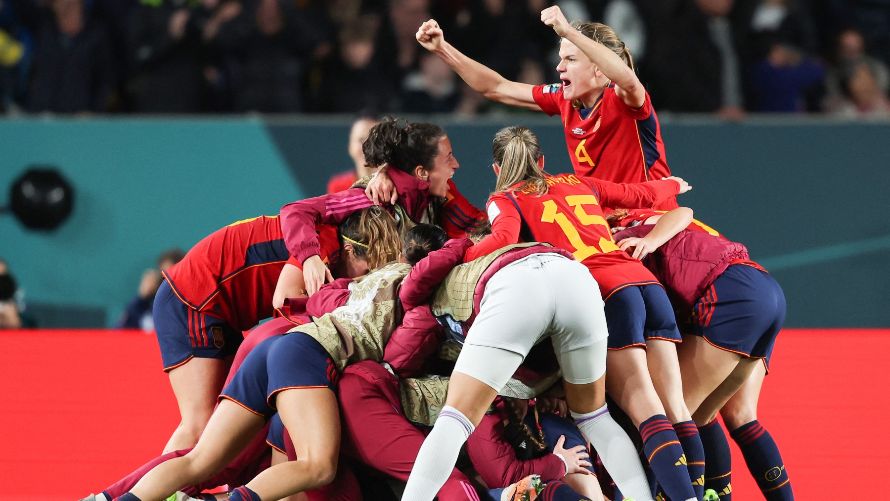 Las jugadores españolas celebran el pase a la final. (AFP)