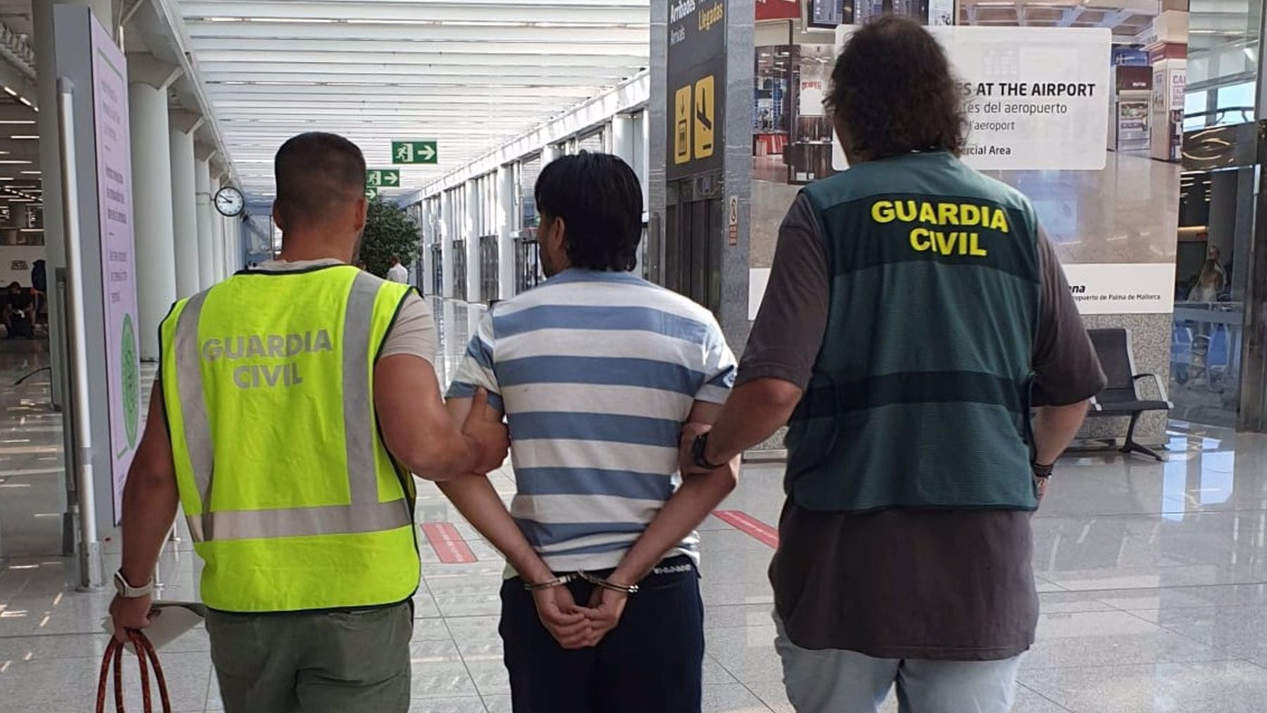 Un integrante de la ‘banda del Rólex’ en el momento de su detención en el aeropuerto de Palma.