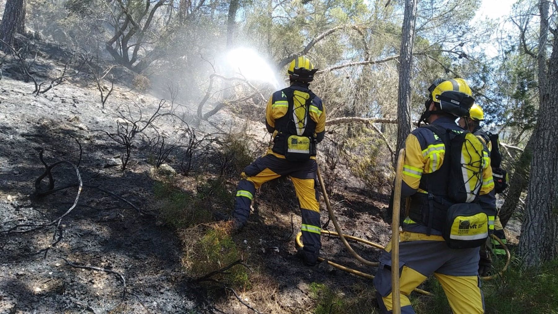 Dos técnicos del Ibanat sofocan un incendio