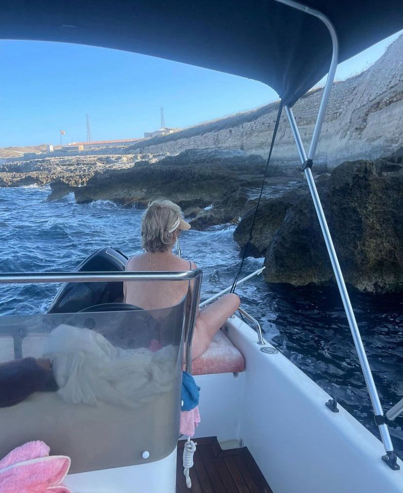 Mercedes Milá a la deriva con su embarcación en aguas de Menorca.