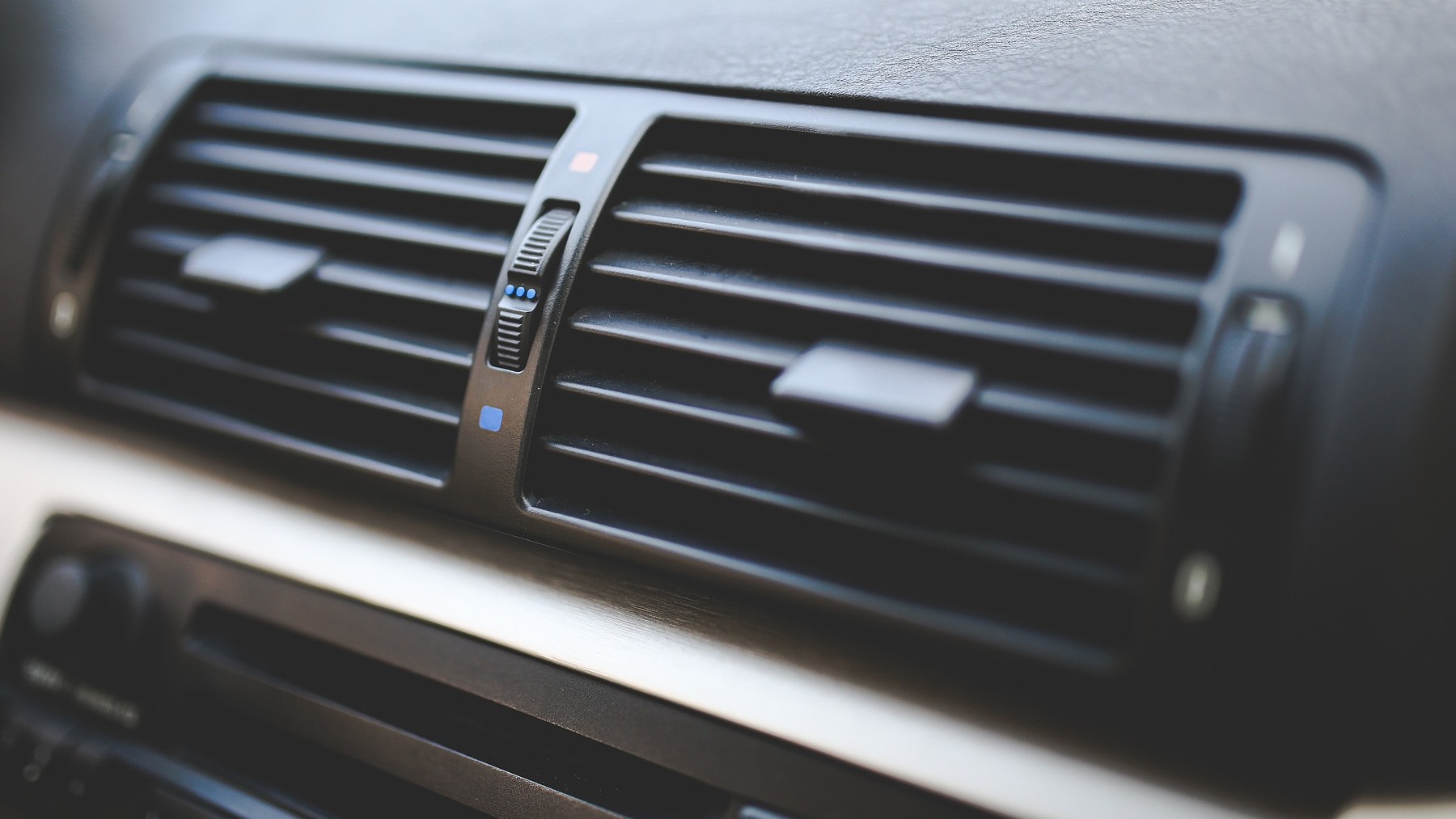No vuelvas a apagar tu coche si tienes el aire acondicionado encendido: la estás liando