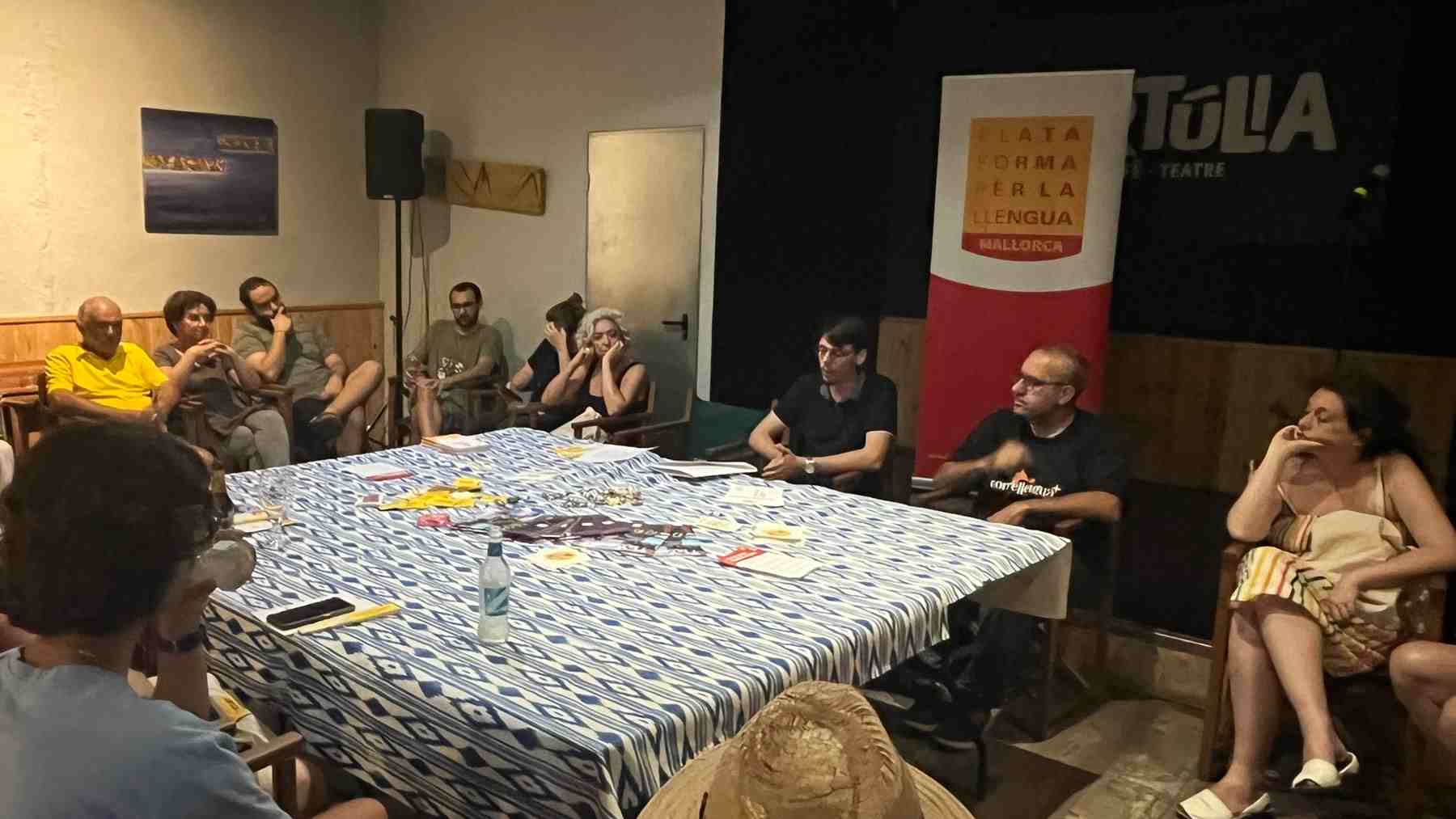 Reunión de activistas de la delegación en Mallorca de la ‘Plataforma per la Llengua’.