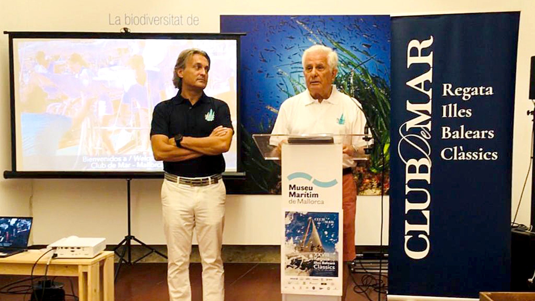 El comodoro Manuel Nadal (dcha.) junto a José Luis Arrom, director general, en la presentación de hoy