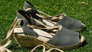 Alpargatas se ponen de moda, las alpargatas ya existían en la posguerra, zapato de moda en la posguerra, alpargatas milicianos republicanos, zapato de la posguerra.