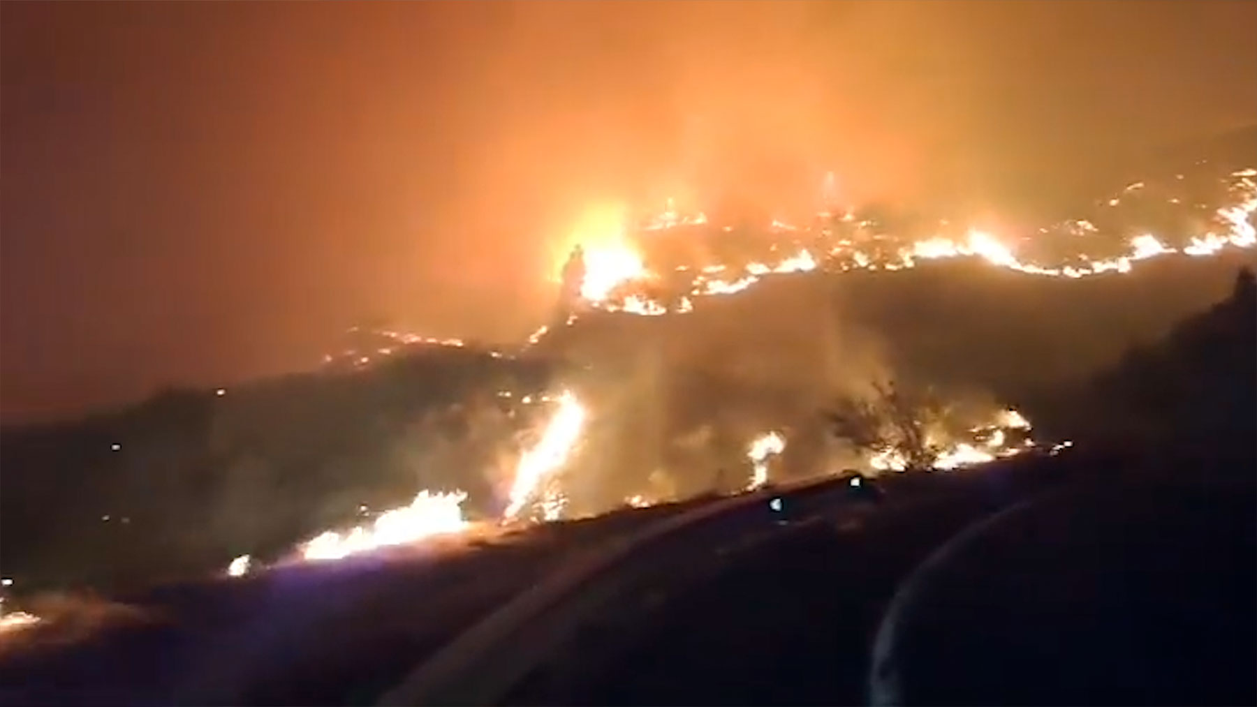 Un incendio en Tenerife obliga a desalojar cuatro municipios y cortar dos carreteras