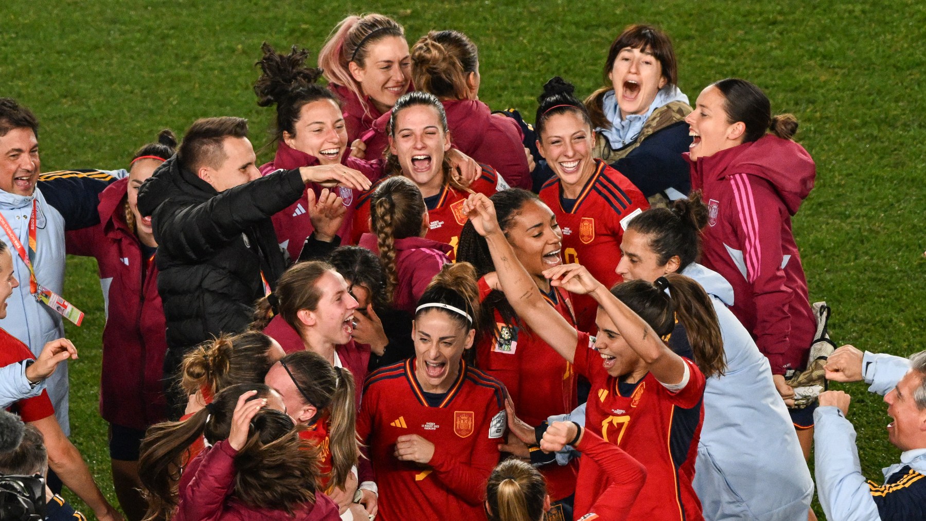 La selección femenina celebra el pase a la final. (AFP)