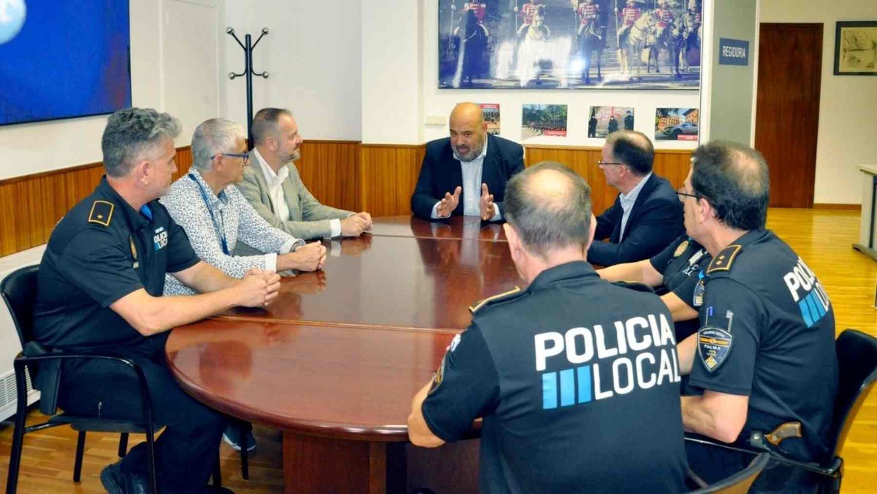 El alcalde de Palma, Jaime Martínez, en su primera visita oficial al cuartel de la Policía Local.