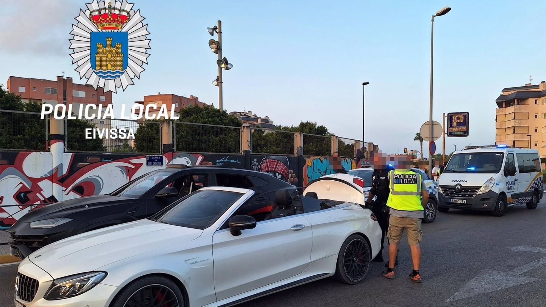 Agentes de la Policía Local de Ibiza en el momento de la detención.