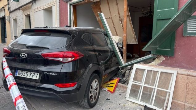 Un coche se empotra contra una vivienda deshabitada de Mahón, quedando en el interior del comedor