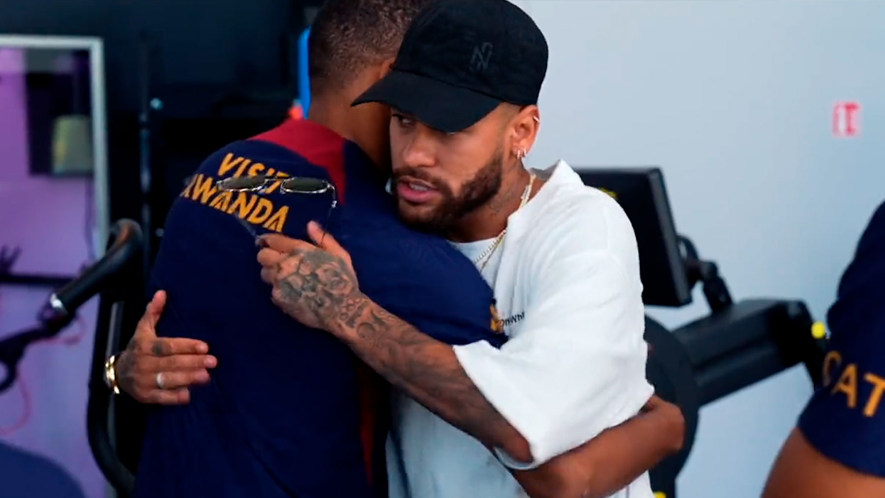 El abrazo de Neymar a Mbappé.